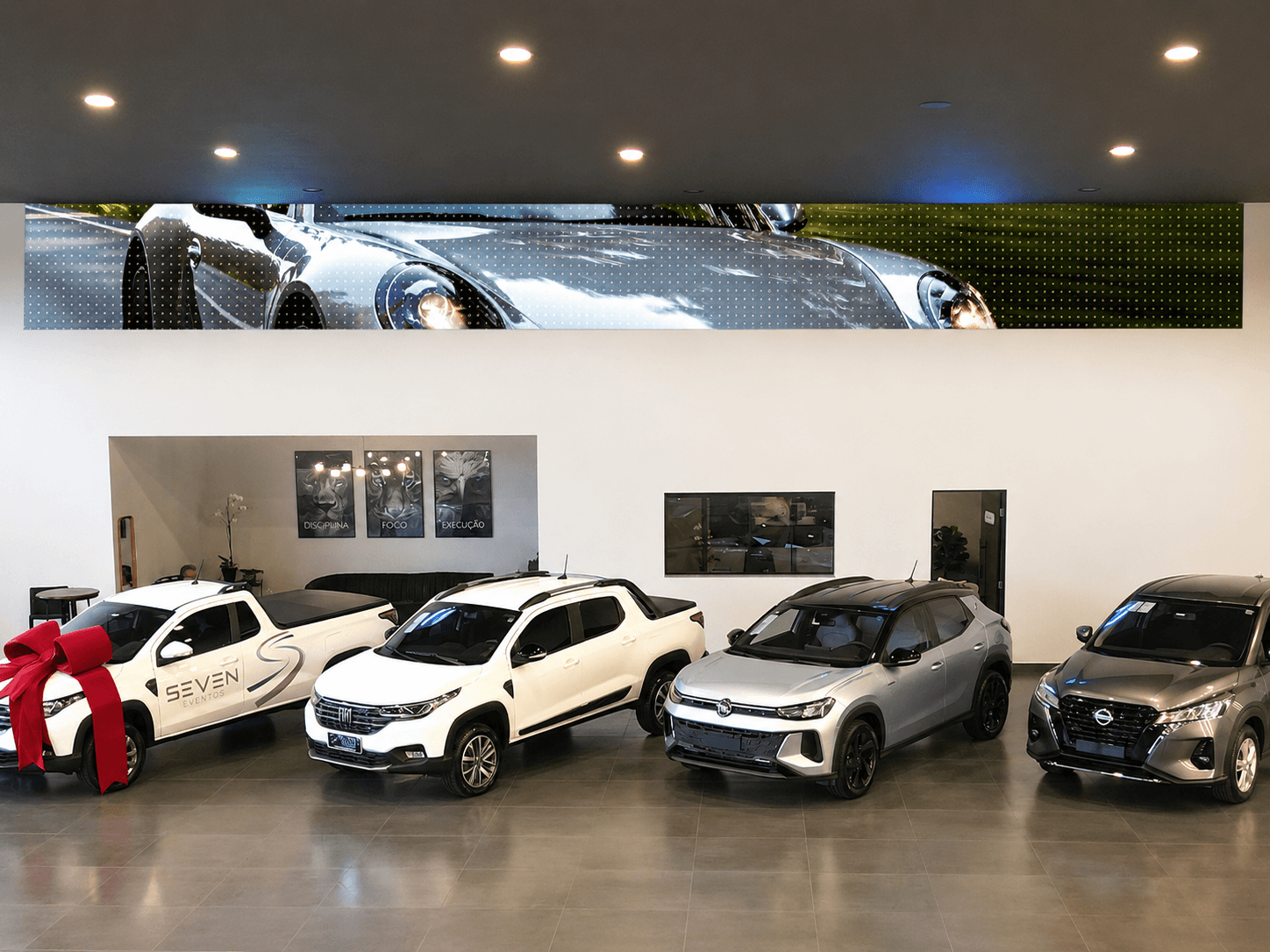 Painel de LED panorâmico da AllDoor dentro de uma concessionária