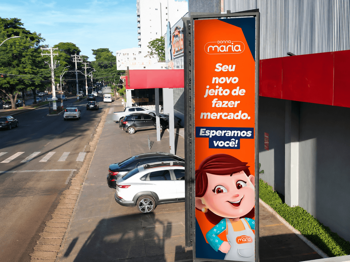 Totem de LED vertical da AllDoor na entrada de um supermercado