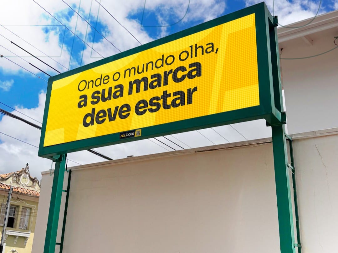 Painel de LED amarelo da AllDoor com uma mensagem institucional