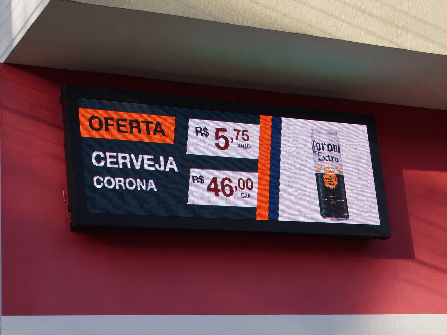 Painel de LED da AllDoor exibindo uma oferta com preço na fachada de uma loja