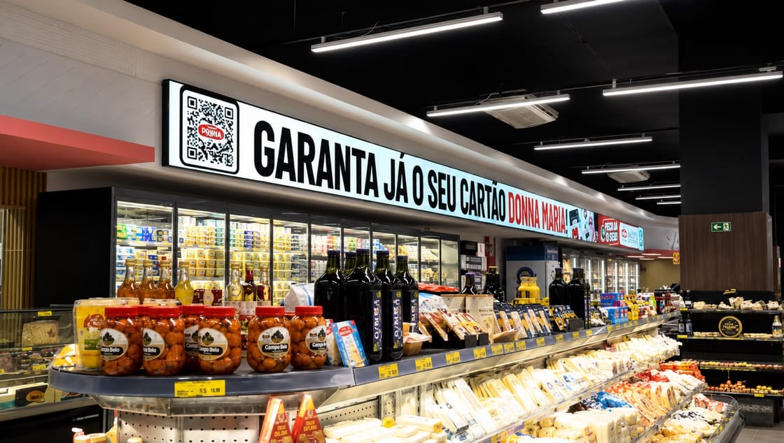 Painel de LED do LED Market da AllDoor exibindo conteúdo para os clientes da loja