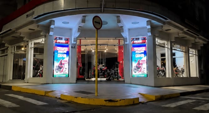 Painel de LED da AllDoor na fachada de uma loja de motos
