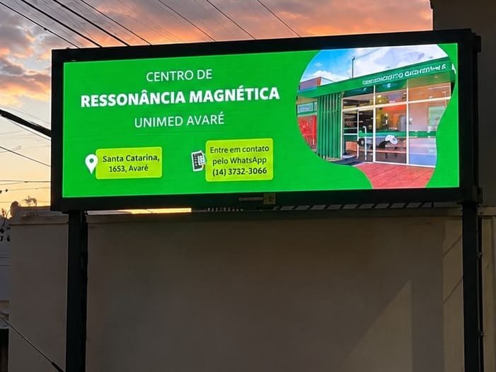 Painel de LED da AllDoor na recepção de uma unidade de atendimento