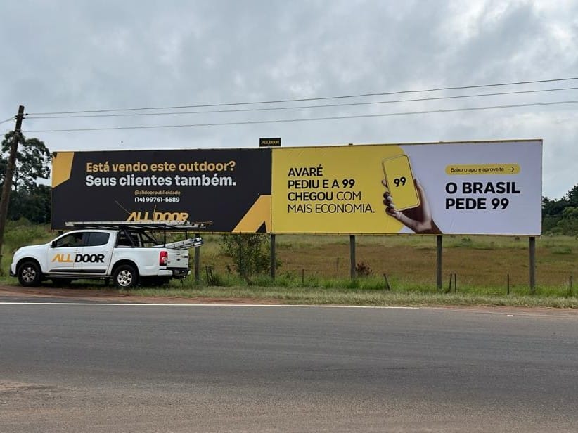 Outdoor da AllDoor instalado em avenida de Avaré
