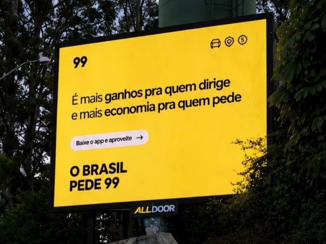 Painel de LED da AllDoor exibindo conteúdo em ponto de grande fluxo