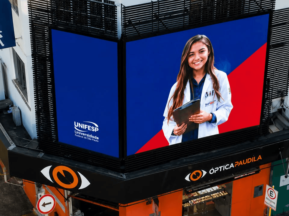 Painel de LED da AllDoor instalado em avenida