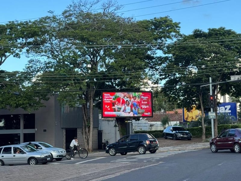 Painel de LED da AllDoor no Jardim América, em cruzamento de alto fluxo