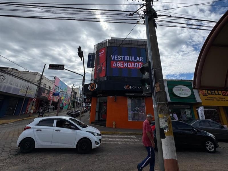 Painel de LED Centrall da AllDoor na esquina comercial de Avaré