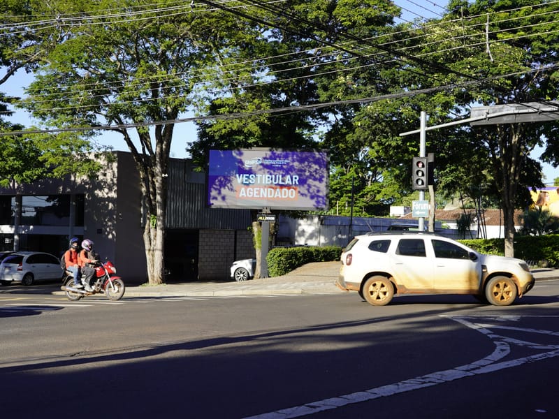 Painel de LED da AllDoor no Jardim América visto da via