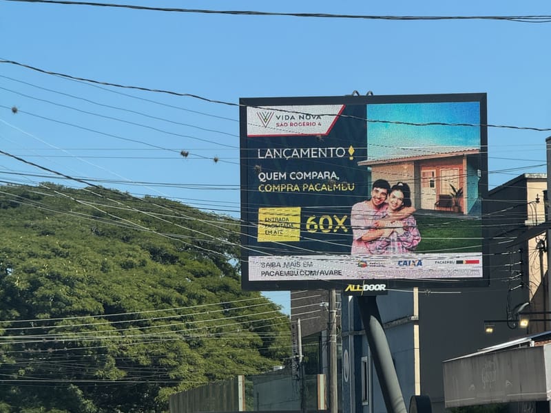 Painel de LED da AllDoor na avenida Paulo Novaes ao entardecer