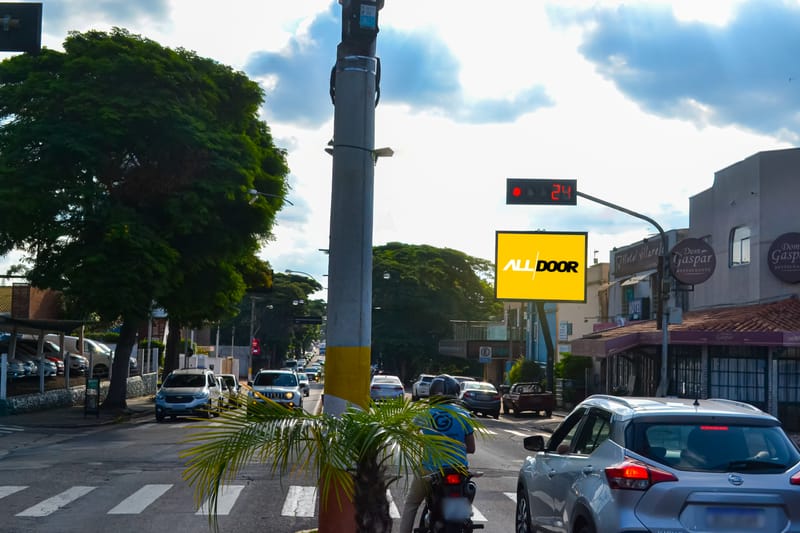 Painel de LED da AllDoor na avenida, visto por quem chega pela pista