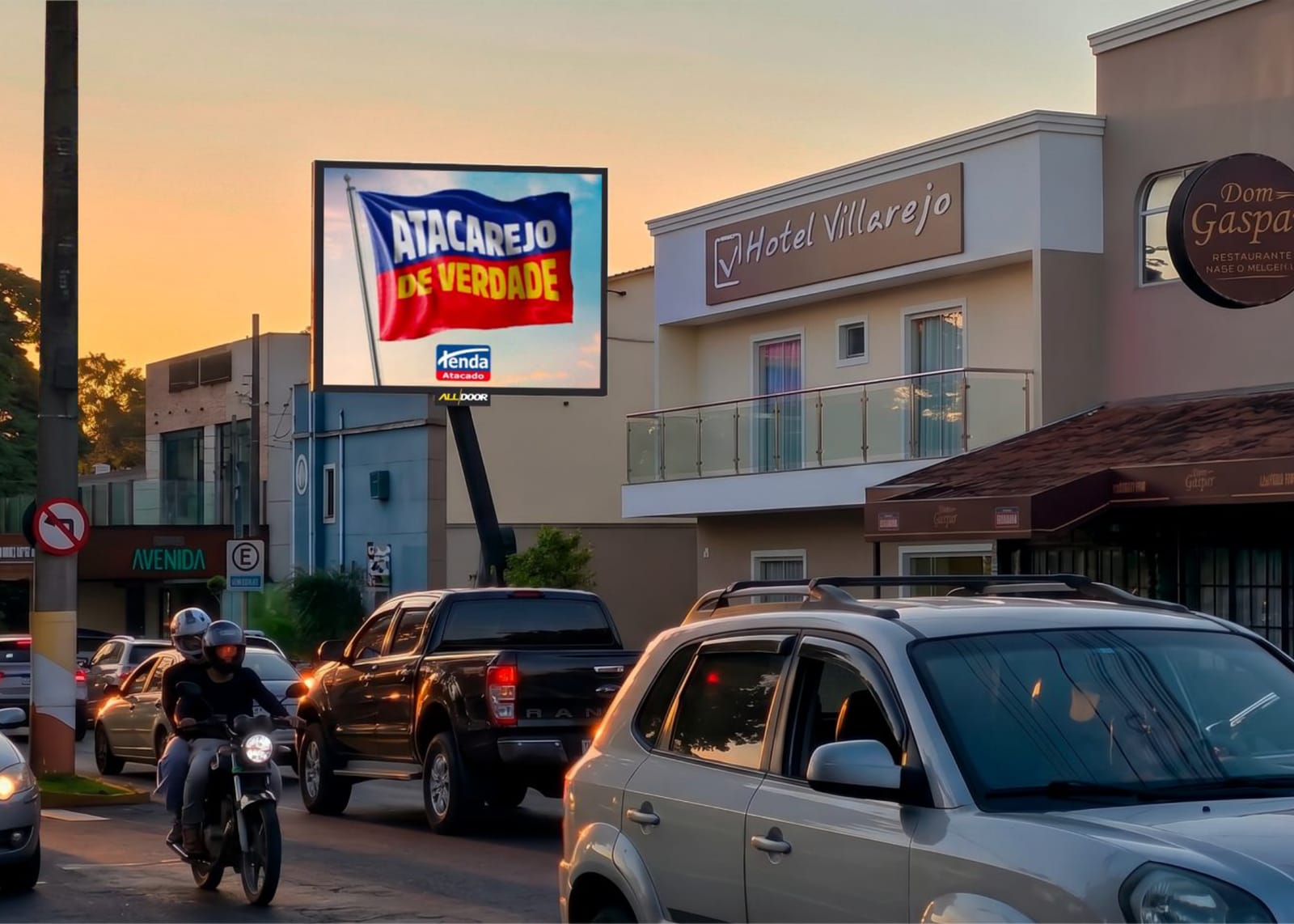 Painel de LED Paulo Novaes da AllDoor na avenida principal de Avaré ao entardecer