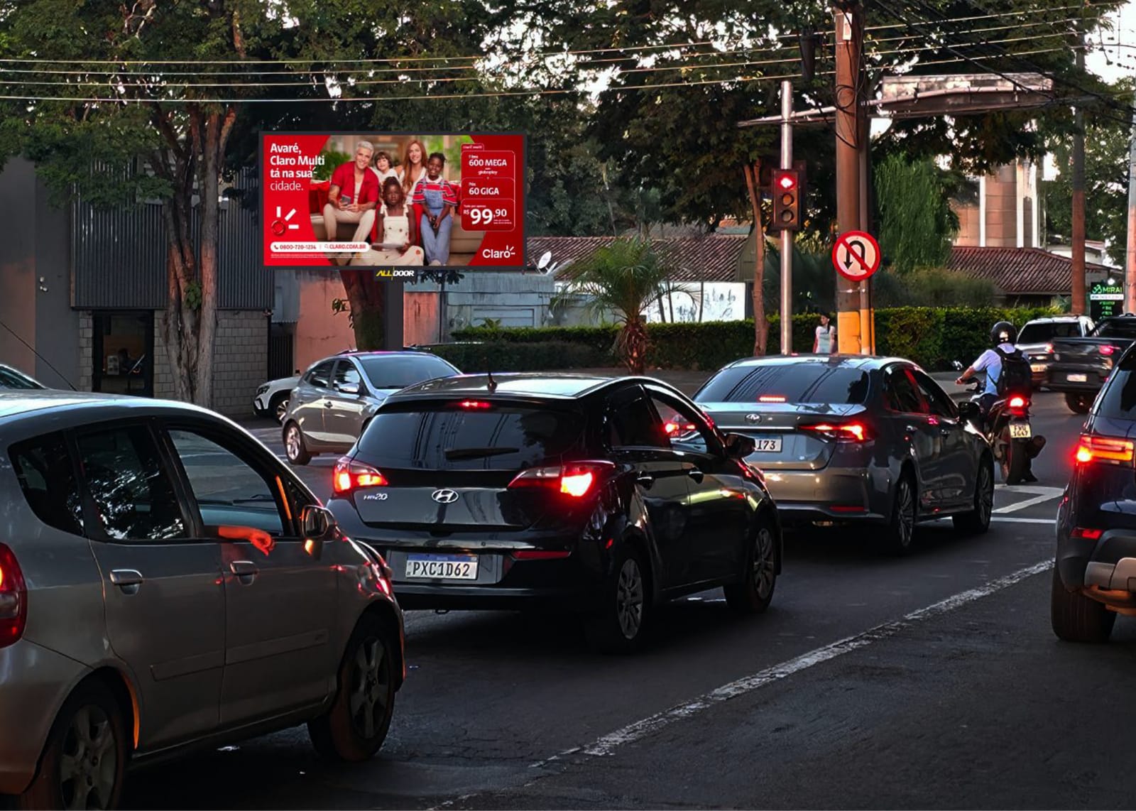 Painel de LED Jardim América da AllDoor em cruzamento de alto fluxo de Avaré