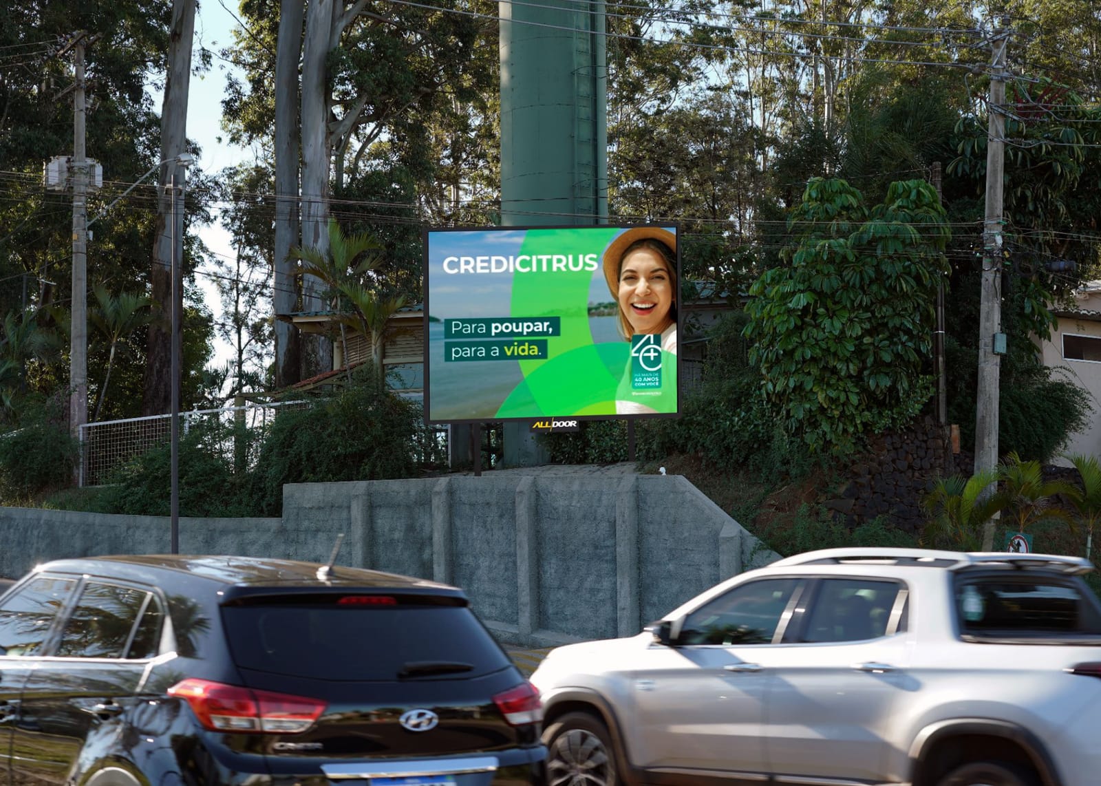Painel de LED Open Mall da AllDoor no trevo de entrada de Avaré cercado por árvores