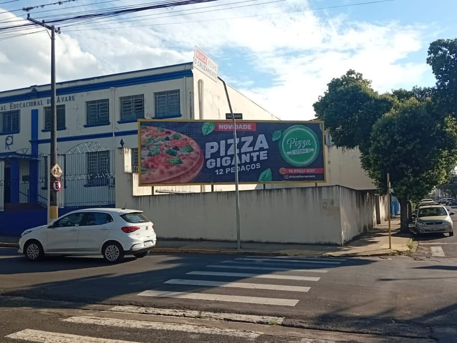 Outdoor clássico da AllDoor em ponto de grande circulação
