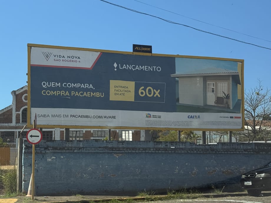 Outdoor clássico da AllDoor visto da rua