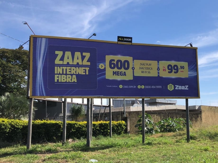 Outdoor clássico da AllDoor com campanha veiculada