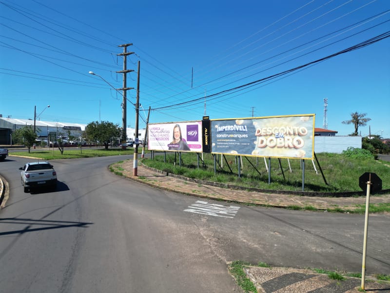 Vista aérea de um outdoor da AllDoor em cruzamento movimentado