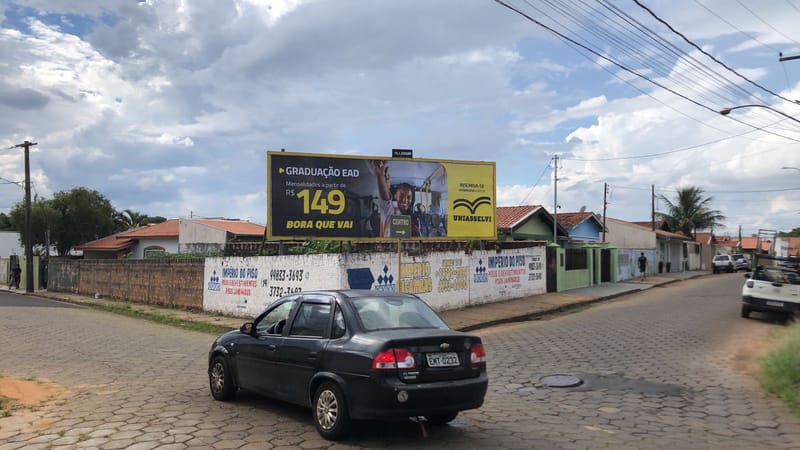 Outdoor da AllDoor no centro, em ponto de alto tráfego de pedestres