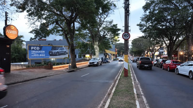 Outdoor da AllDoor com campanha institucional de um hospital