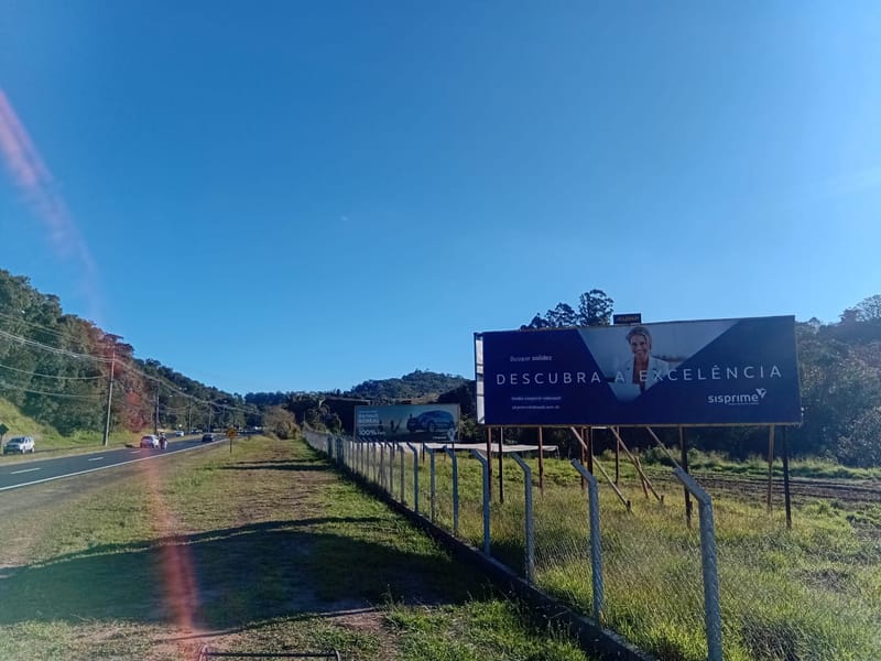 Outdoor da AllDoor no Parque das Cascatas com campanha de banco