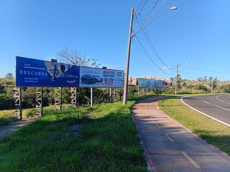 Outdoor da AllDoor no acesso ao campus da Unesp