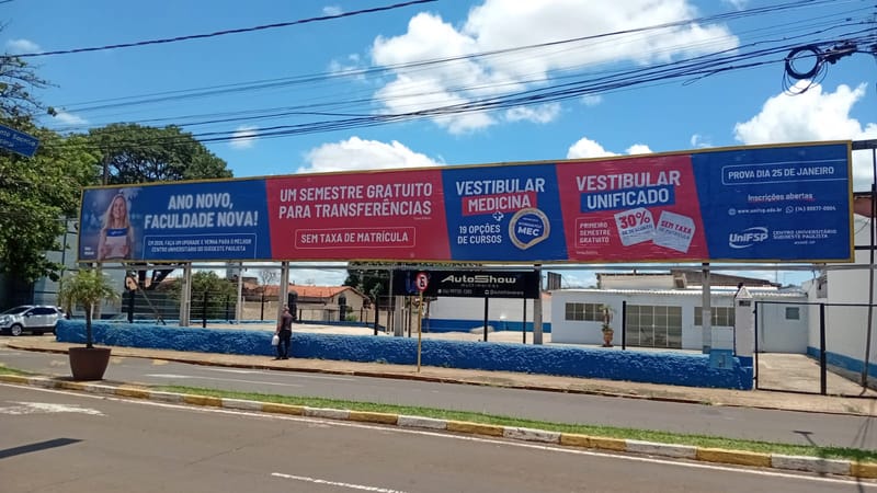 Outdoor da AllDoor instalado em frente à delegacia