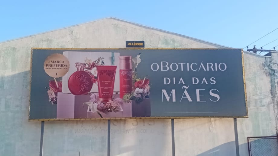 Outdoor lonado da AllDoor visto da rua