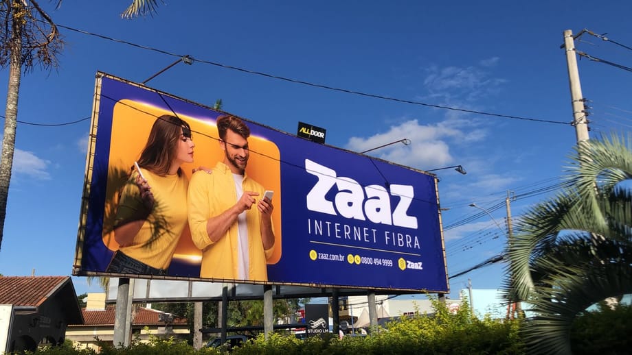Outdoor lonado da AllDoor com campanha veiculada