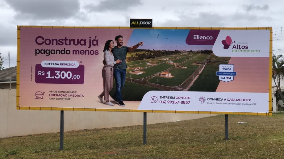 Outdoor lonado da AllDoor em ponto de grande circulação